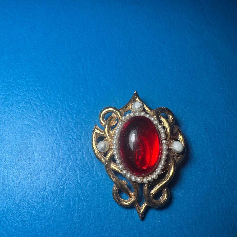 Beautiful vendôme red brooch Clip clasp with white perl on chain – ,